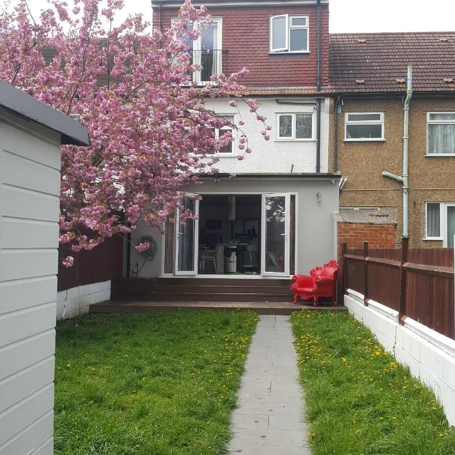 Family Home With Easy Commute To London! Croydon Exterior foto